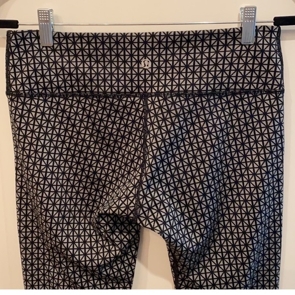 EUC* Lululemon Geometric Print Leggings - Picture 5 of 6